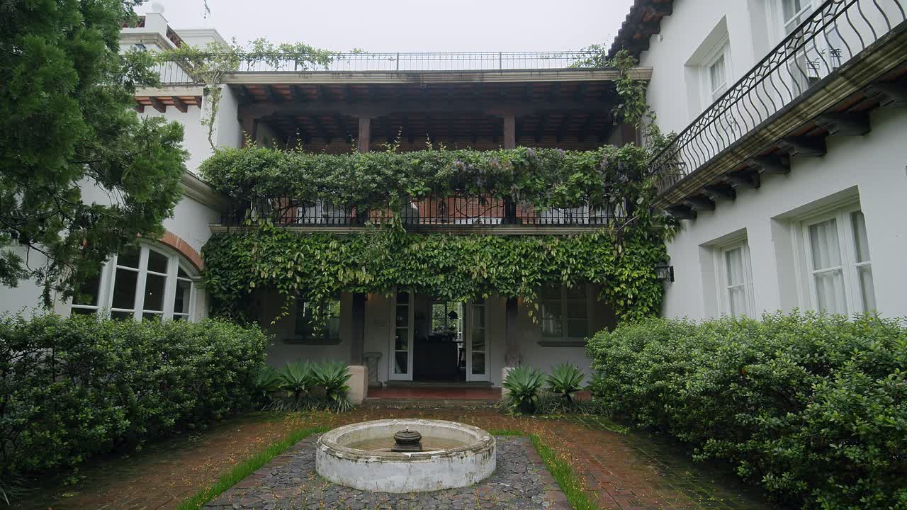 과테말라의 안티구아에 있는 멋진 리조트의 아름다운 정원 안을 고 있습니다.