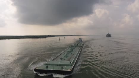 barcaza y pushboat cerca de morgan&#39;s point en laporte, texas