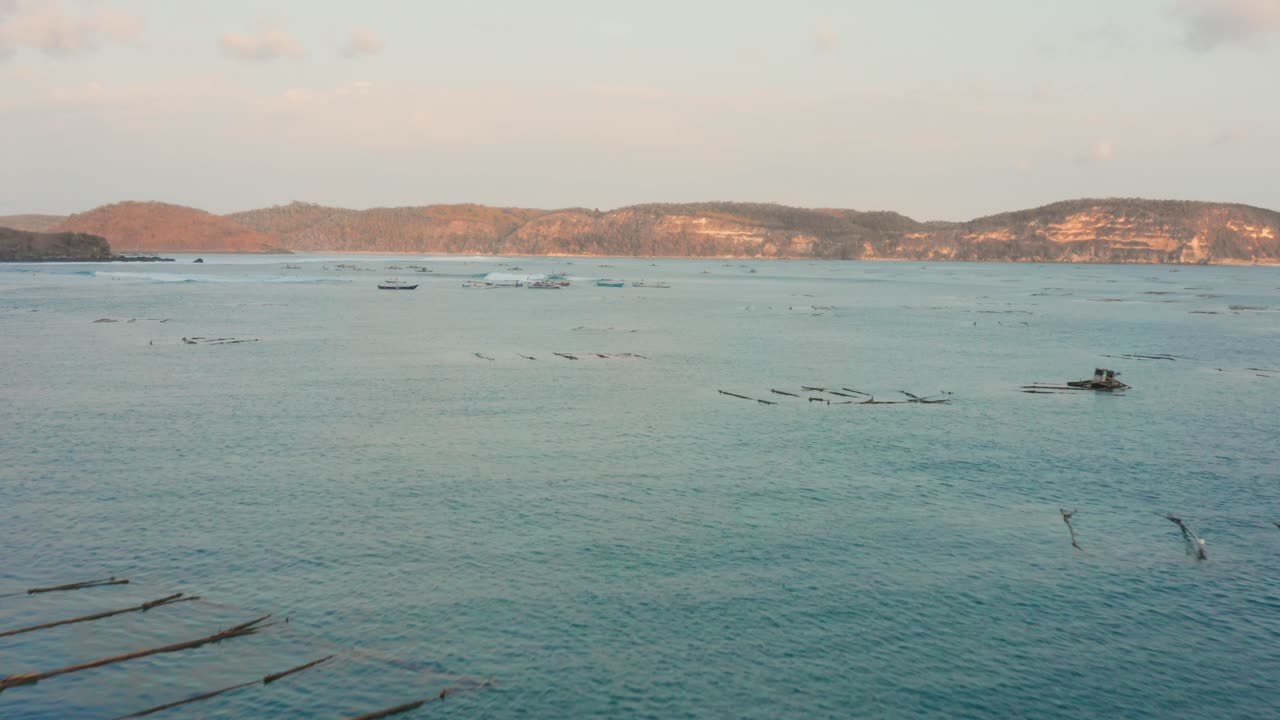 게루푹, 롬복의 서핑 명소 돈 돈에서 일몰에서 서핑