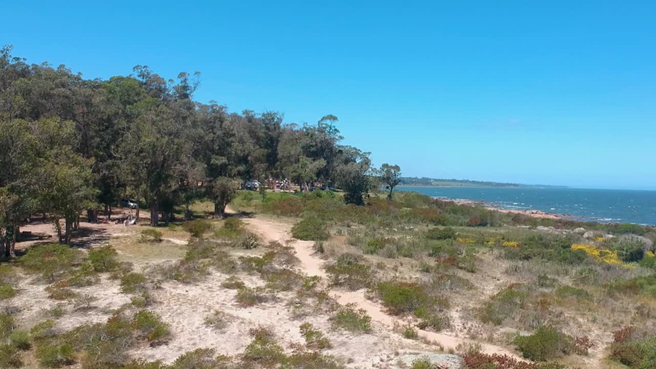 drone volando hacia atrás desde el océano