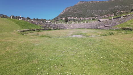 Antikes-Theater,-Archäologische-Stätte-Des-Antiken-Messene-Auf-Der-Peloponnes,-Griechenland---Schwenk-Up-Aufnahme