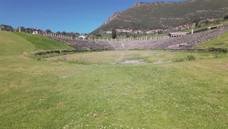 antiguo teatro sitio arqueológico de la antigua mesena en el peloponeso, grecia - tilt up shot