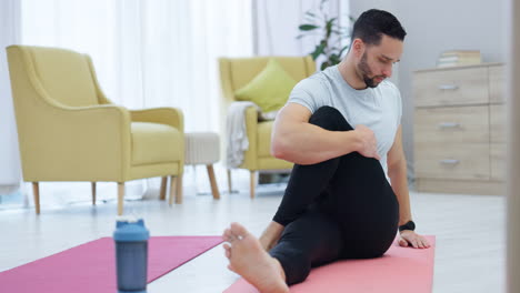 fitness, entrenamiento y hombre haciendo un estiramiento