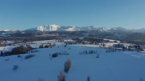 Atemberaubende-Drohnen-Luftaufnahme-Einer-Polnischen-Stadt-Im-Winter-Mit-Weißen,-Schneebedeckten-Feldern