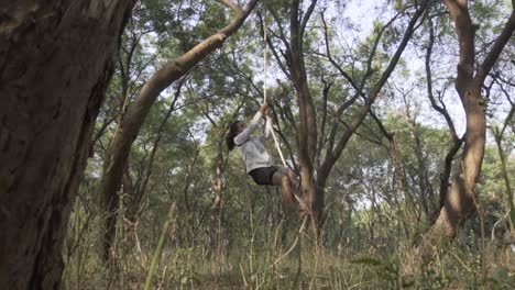 una gimnasta deportiva realiza ejercicios con una cuerda en ropa deportiva