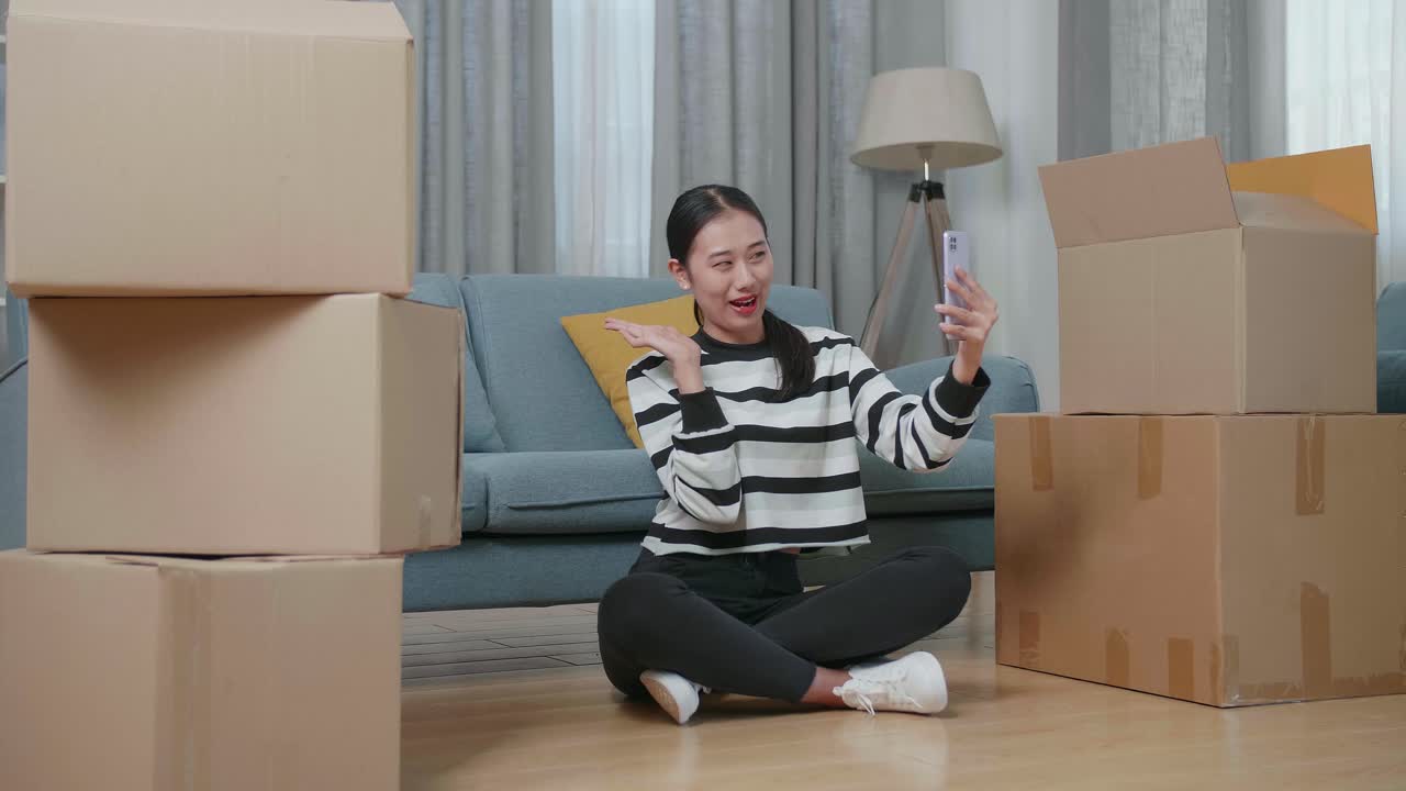 여성이 이동하는 동안 비디오 채팅