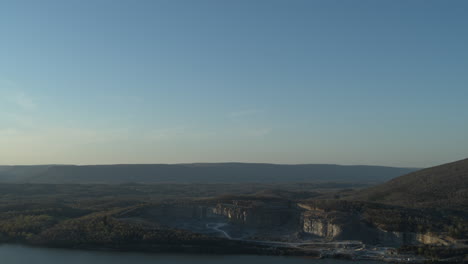 Imágenes-Aéreas-Que-Muestran-Cielos-Azules-Claros-Y-Se-Desplazan-Hacia-Abajo-Para-Revelar-Una-Enorme-Cantera-Frente-Al-Río-Tennessee.