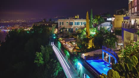 Deslumbrante-Vida-Nocturna-Europea-En-Taormina:-Un-Espectacular-Lapso-De-Tiempo-Nocturno-De-Italia