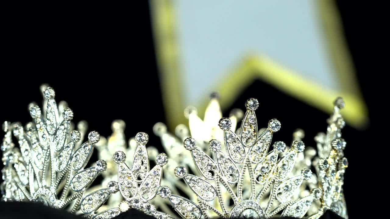 la corona de diamantes y plata del concurso de belleza