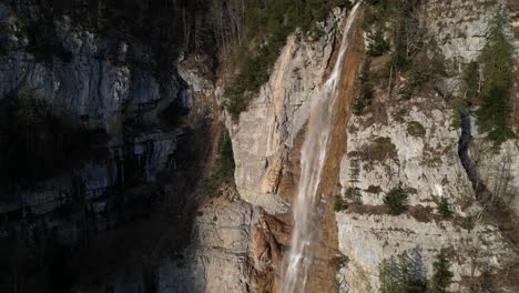 vista de un dron de una serie de cascadas en cascada ubicadas cerca de betlis cerca de la costa de walensee