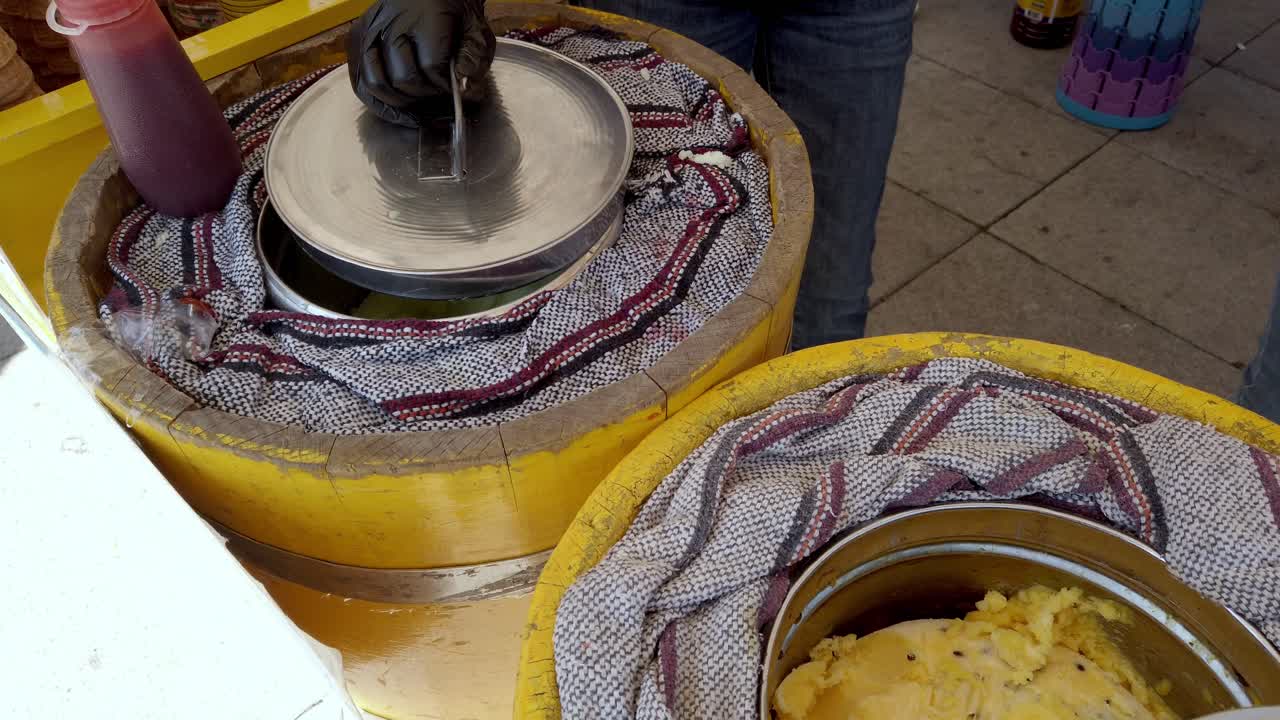 Venditore al festival di Cholula che serve rinfrescanti prelibatezze da strada