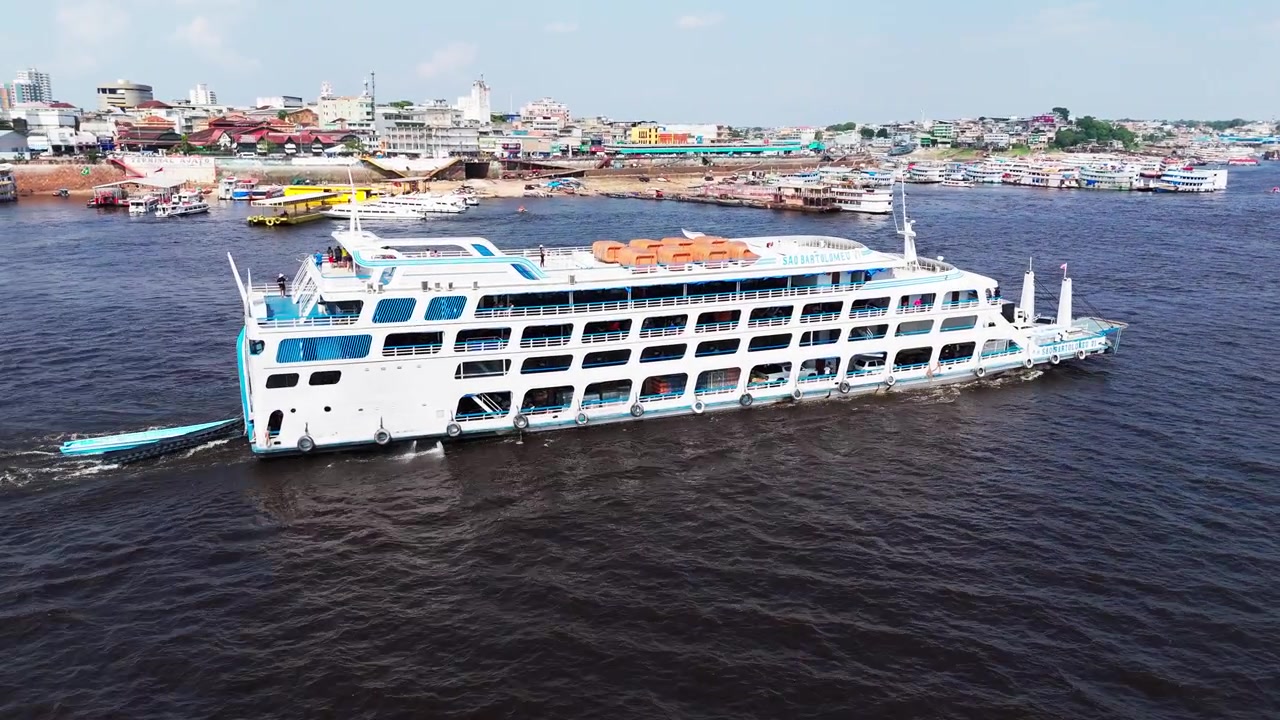 Flodrejser, skibsflåder, passagerrejser, byens havnefrontsinfrastruktur, Manaus by, Brasilien, luftfoto