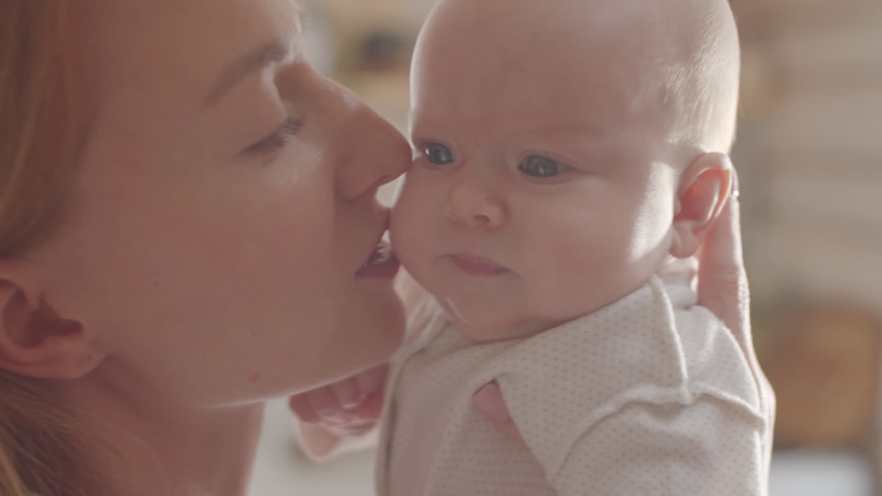 엄마가 아기에게 키스하는 것