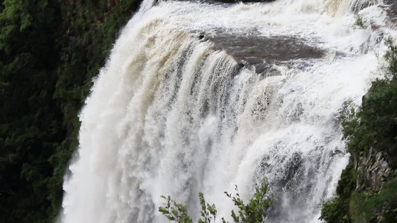 un tiro de inclinación ralentizado siguiendo el flujo de agua por las cataratas de lisboa en grasskop, sudáfrica