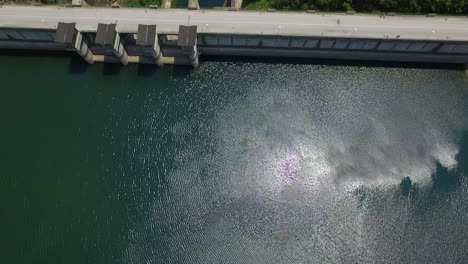 hidroelectricidad generada a partir de la represa de agua y el lago del embalse en la represa golyam beglik - bulgaria
