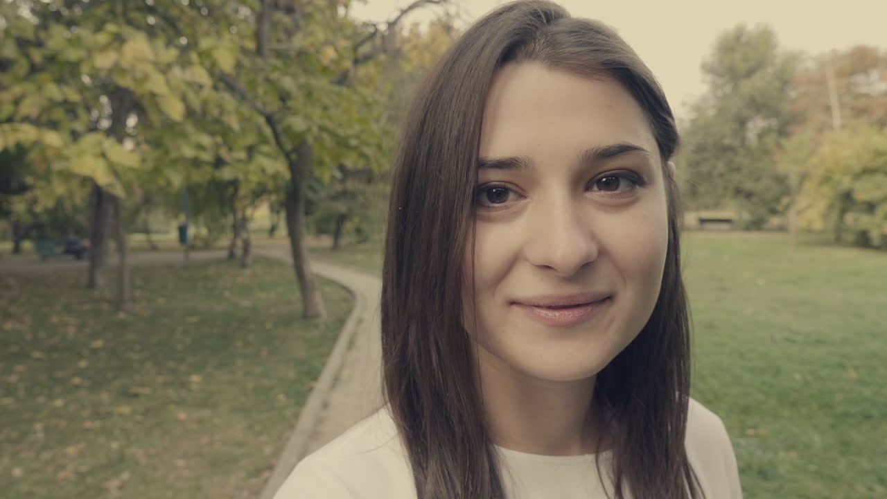 retrato de una mujer sonriente en un parque