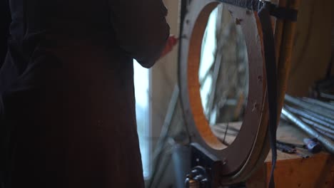 un cestero utiliza un marco para dar forma a una cesta galesa tradicional