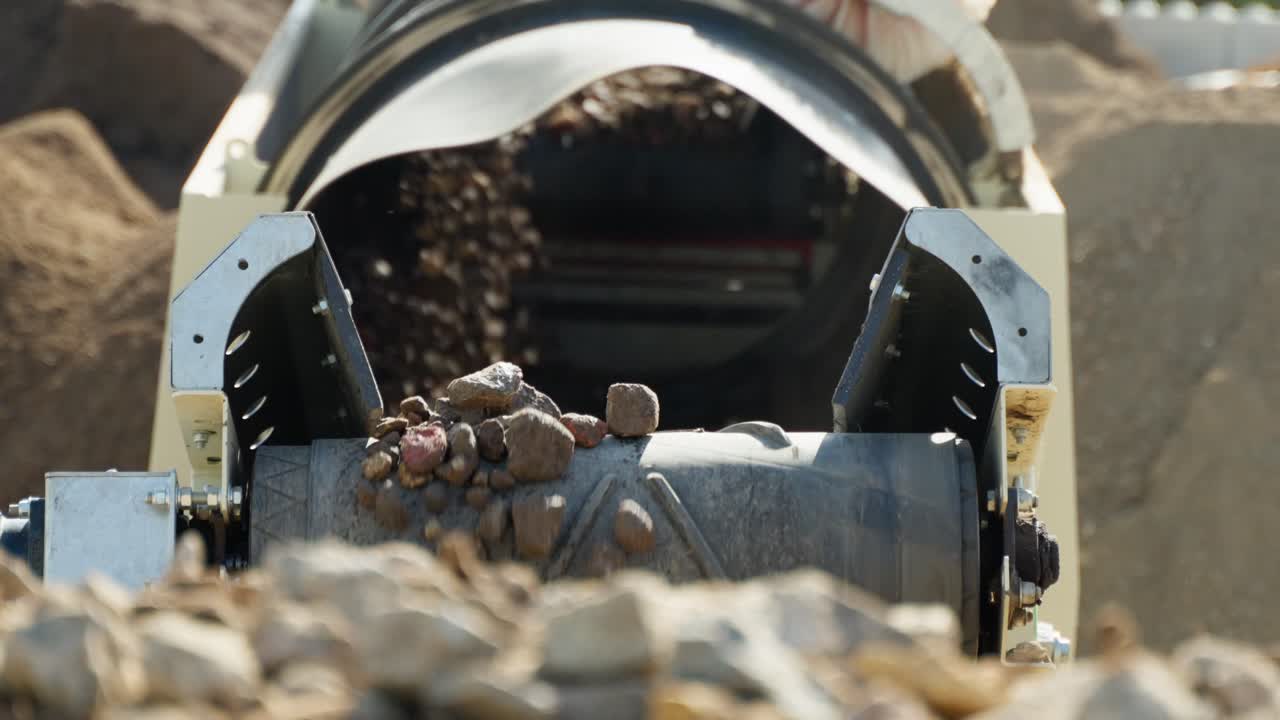 промышленная фильтрация песка от гравийных камней во вращающемся барабанном резервуаре с фильтрами тонкой очистки - крупный план