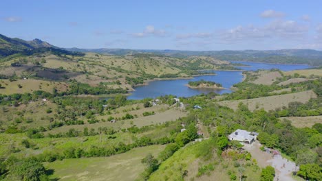 Malerische-Aussicht-Auf-Presa-De-Bao-In-Der-Dominikanischen-Republik-Bei-Tag---Drohnenaufnahme-Aus-Der-Luft