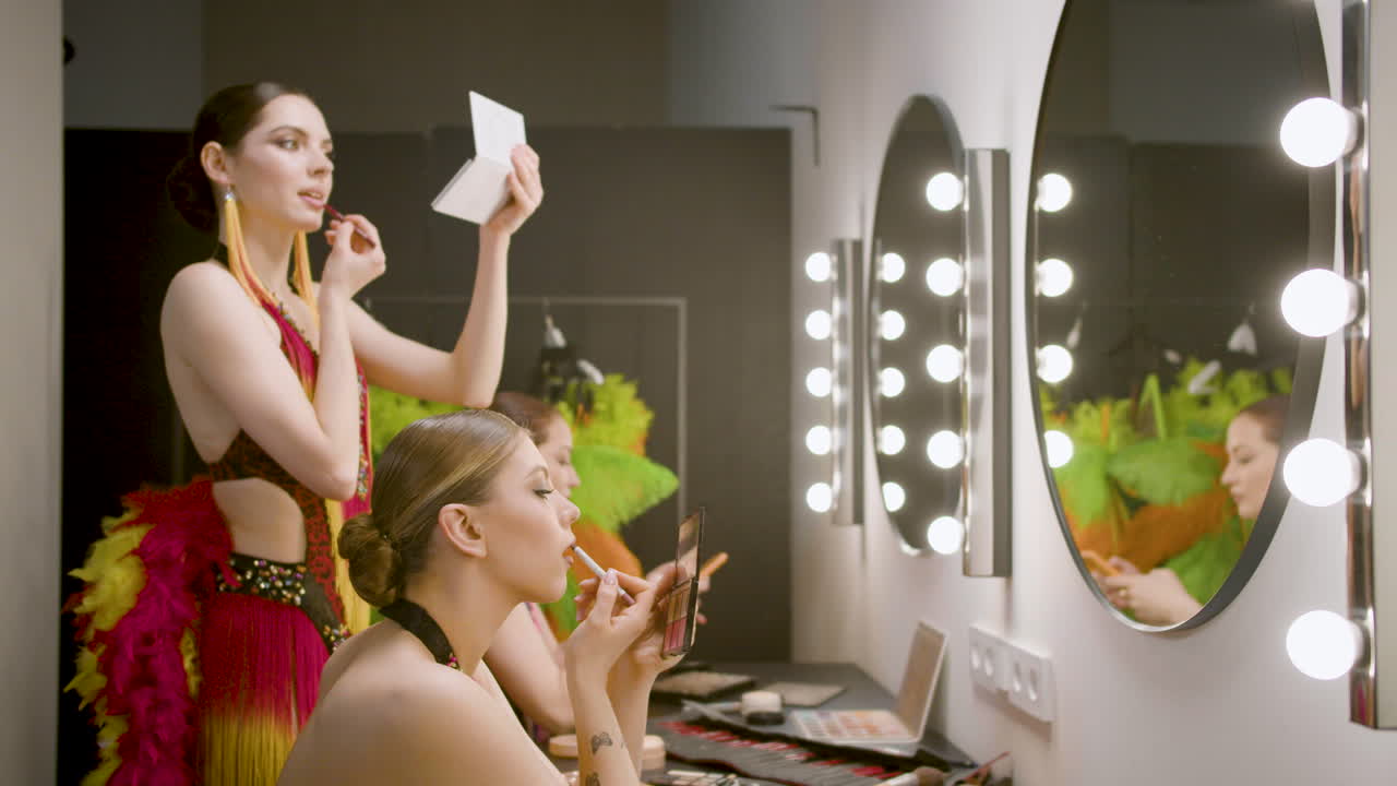 un grupo de adolescentes con dos chicas y dos chicos viendo algo divertido en un teléfono celular 1