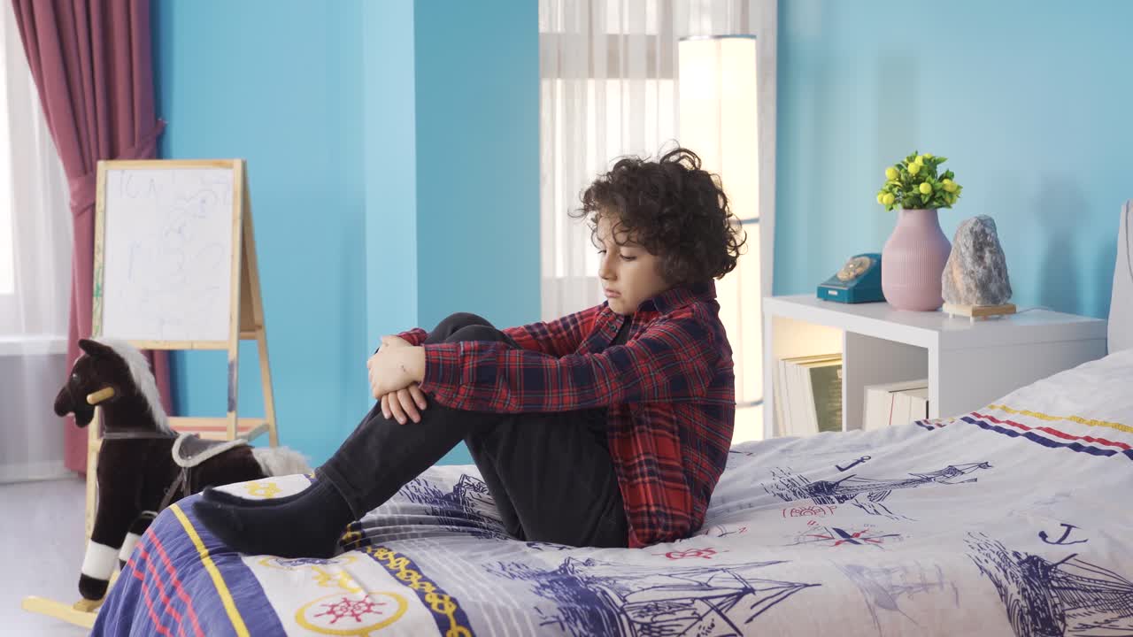 un chico deprimido y triste sentado solo en su habitación. aburrimiento.