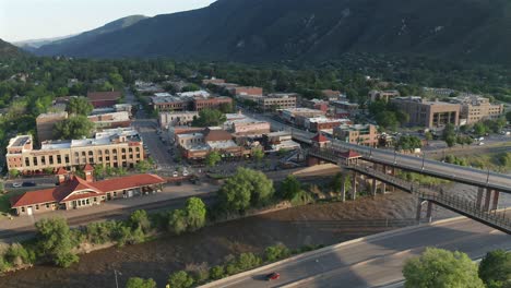 Vista-Aérea-Del-Río-Colorado-Que-Atraviesa-Glenwood-Springs,-Colorado