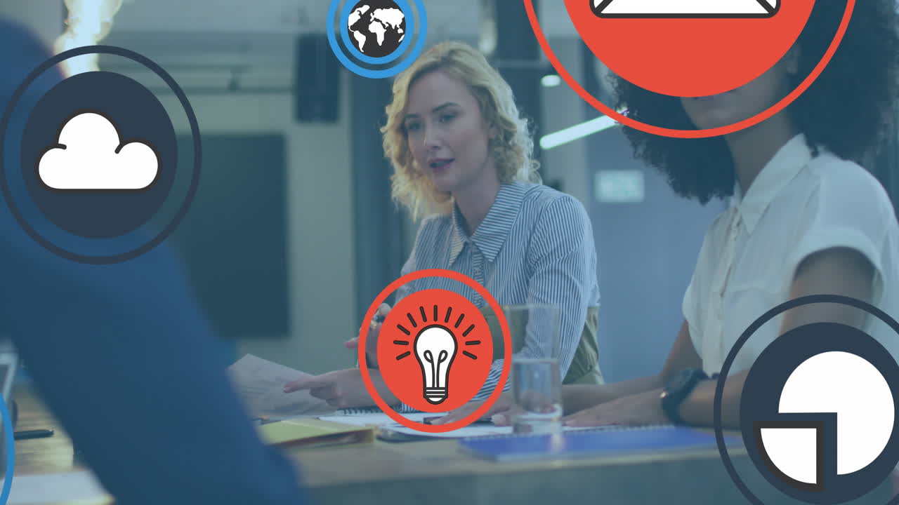 animación de iconos digitales sobre mujer caucásica con documento discutiendo con colegas en la oficina.