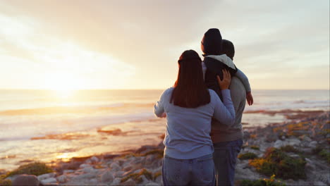 Puesta-De-Sol,-Feliz-Y-Viajar-Con-La-Familia-En-La-Playa