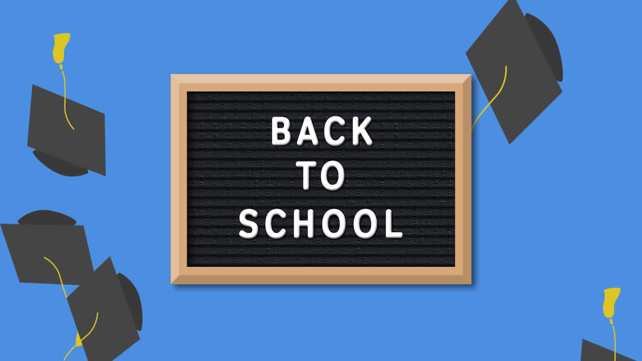 졸업 모자가 떨어지는 블랙보드에 있는 학교 텍스트로 돌아갑니다.