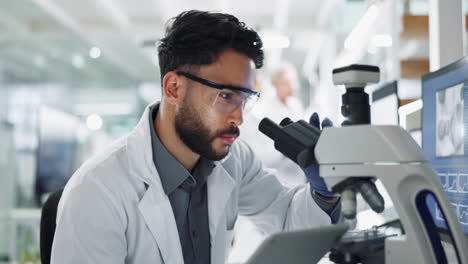 científico trabajando en un laboratorio con un microscopio