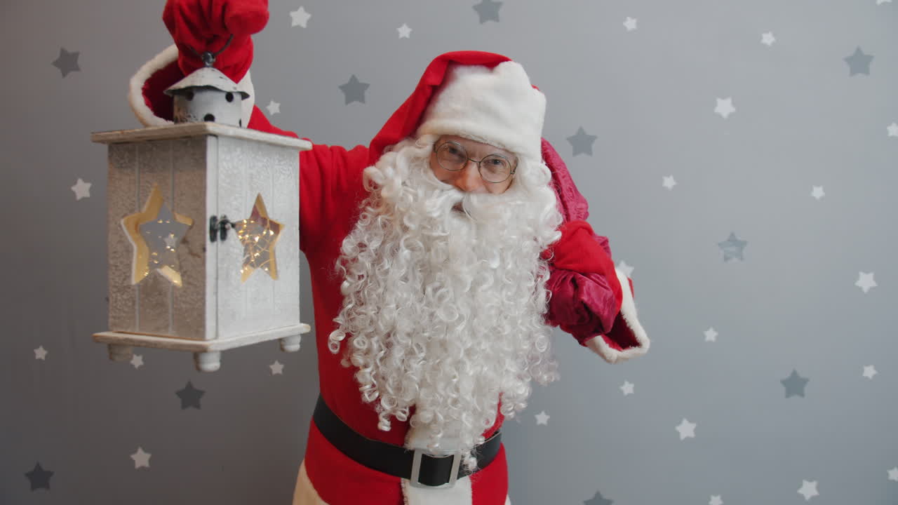Babbo Natale con lanterna e sacco dei regali