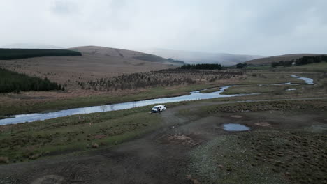 Vanlife-Escocia:-Valle-De-Montaña-Y-Lago,-Drone-4k