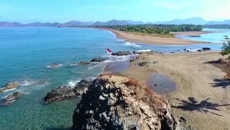 Panorámica-Vista-Aérea-De-Las-Playas-Y-La-Costa-De-Poto-Batu,-Oeste-De-Sumbawa