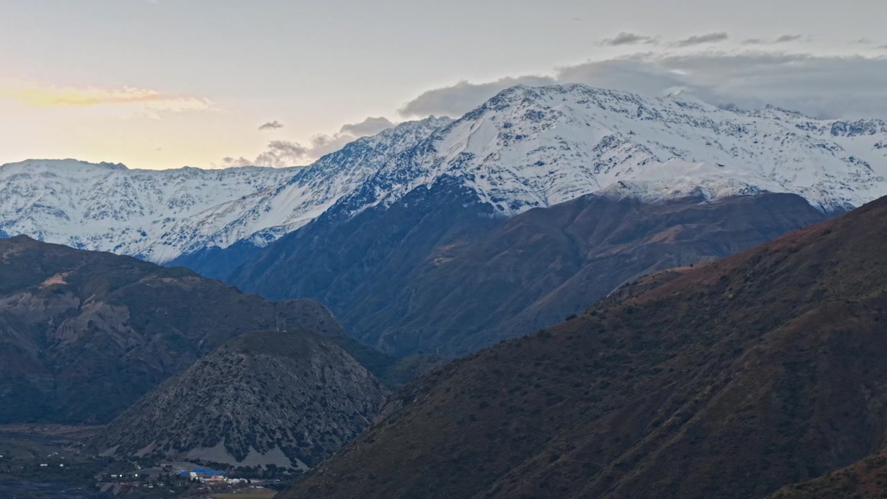 Vista aérea panorâmica das Montanhas dos Andes com picos nevados no Embalse El Yeso em Cajón del Maipo, Chile, Paisagem 60 FPS