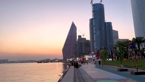 paisaje moderno de la ciudad de qatar doha en el crepúsculo de la puesta del sol vista panorámica panorámica de la gente del mar arábigo del país de oriente medio con la hospitalidad de la cultura tradicional y el diseño arquitectónico moderno de rascacielos