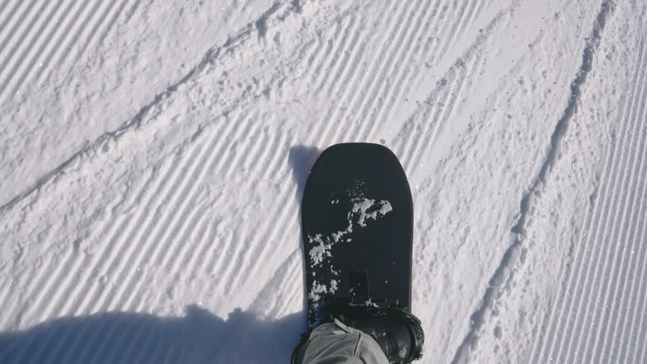 스노우보드가 정비된 경로를 가로질러 움직이는 상단에서 아래로 보는 관점