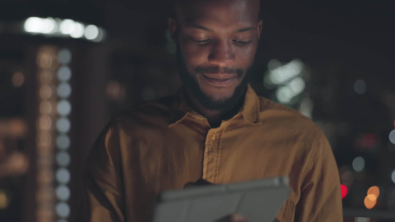 Uomo di colore, tablet e al lavoro