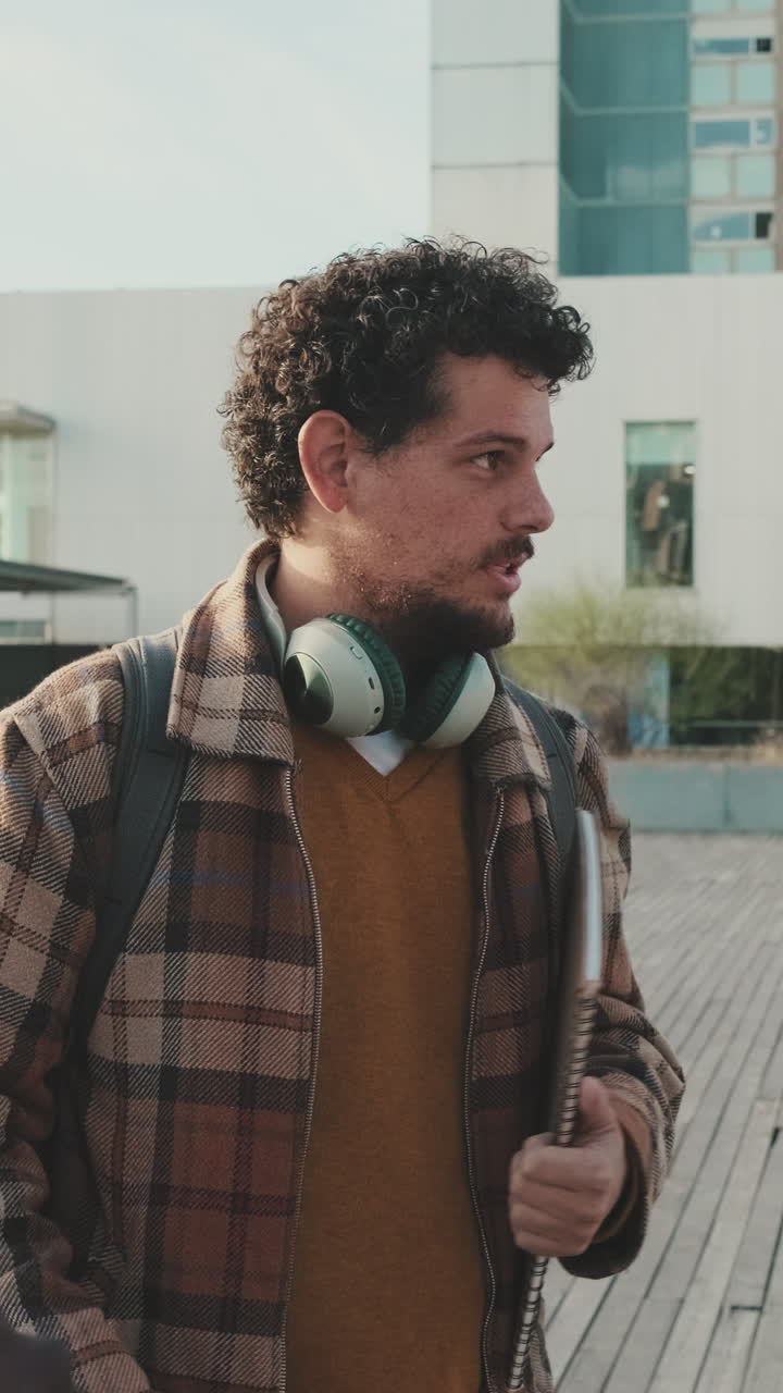 Uomo con cuffie e quaderno