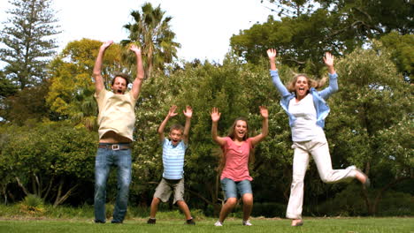 familia feliz saltando juntos
