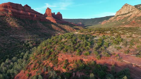 Sedona-Arizona-Wüstenberge-Bei-Sonnenuntergang---Luftdrohnenaufnahme