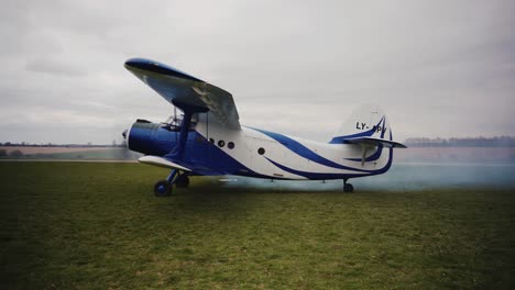 en el suelo. poner en marcha un avión