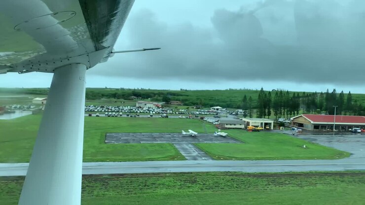 Cessna Caravan POV stijgt op vanaf de landingsbaan van Molokai luchthaven, stormachtig weer