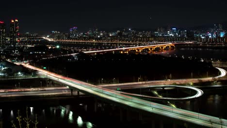 la vista nocturna de seúl. la vista superior de la autopista del lapso del tiempo.