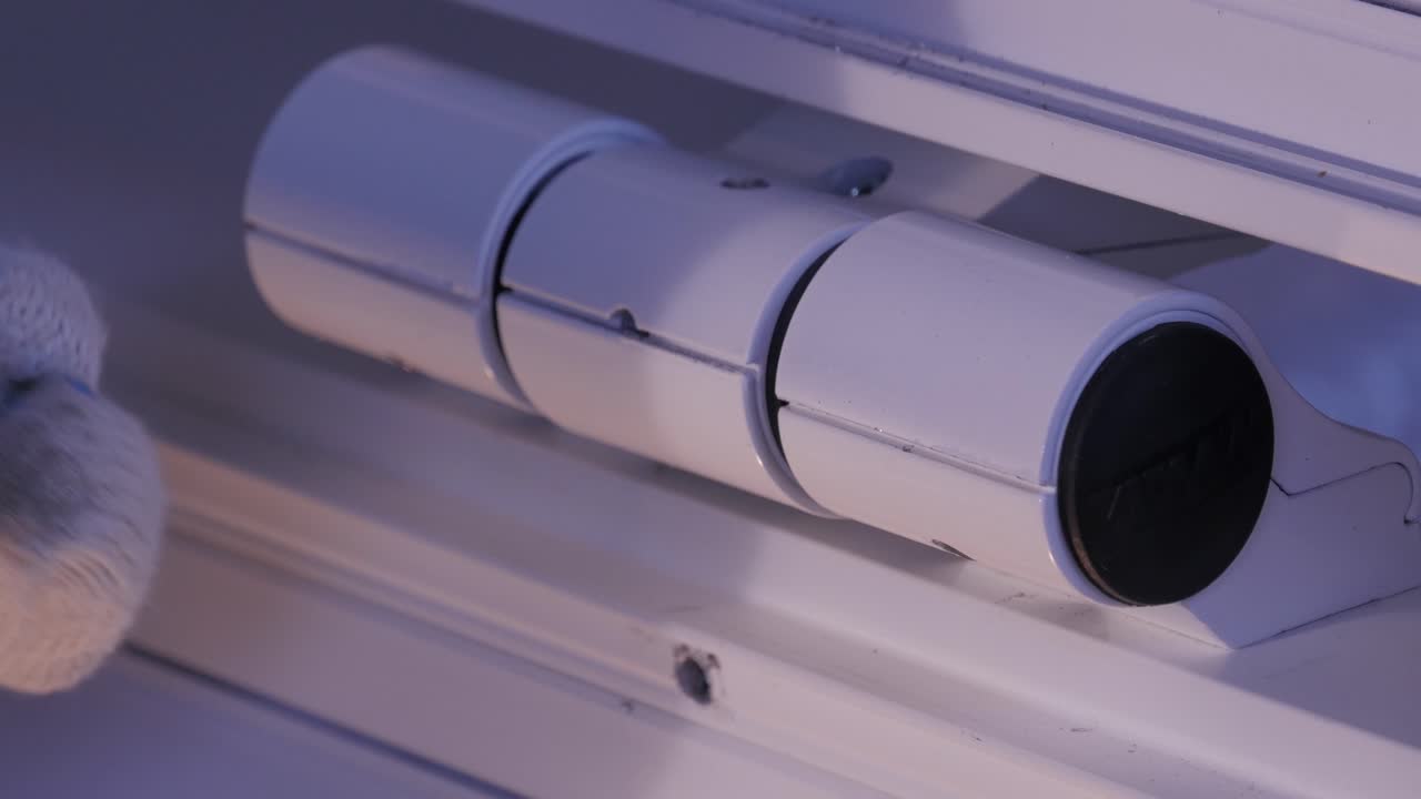 primer plano de una bisagra blanca de la ventana