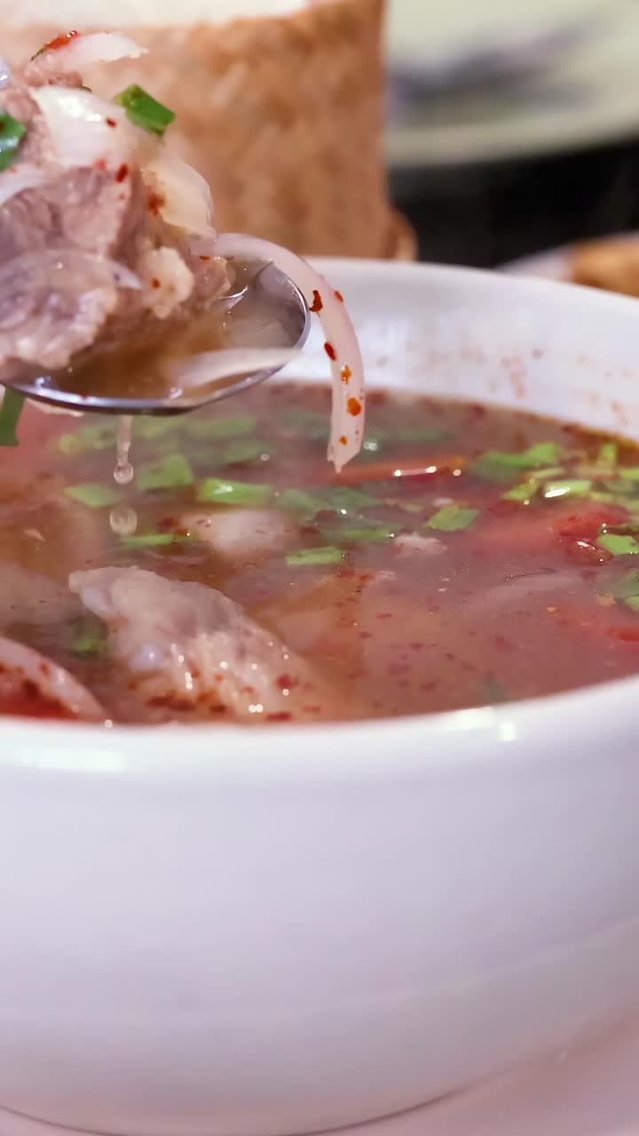 Zuppa deliziosa servita in un ristorante di Bangkok