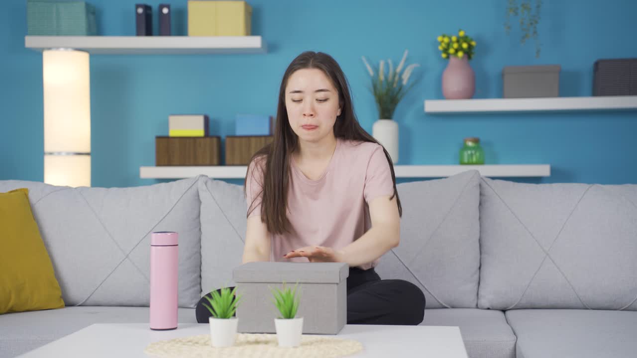 아시아 십대 소녀가 끔찍한 선물을 받습니다.