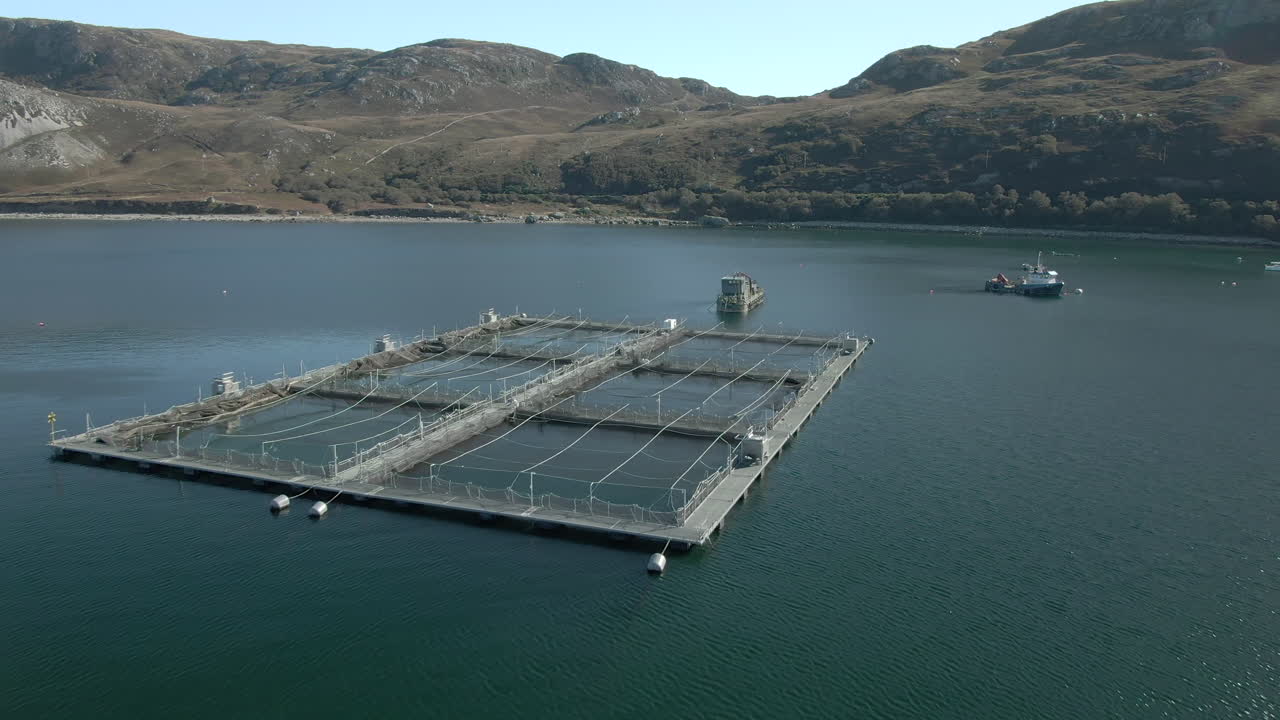 una vista aérea de una instalación de acuicultura en el lago eriboll en las tierras altas escocesas en un día soleado