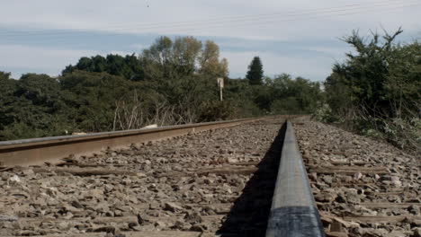 Eisenbahnschienen-Entlang-Des-Landes