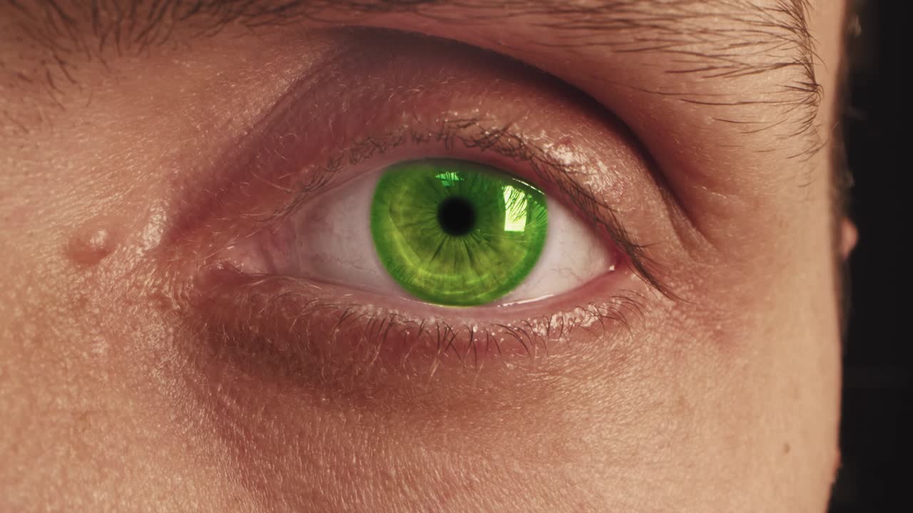 joven de ojos verdes macro tiro. extremo de cerca