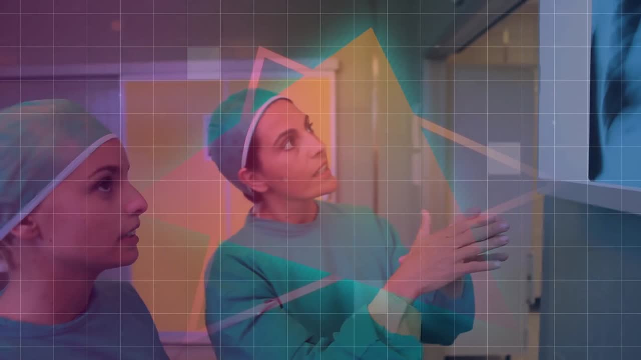 анимация треугольников и квадратов, движущихся над различными женщинами-докторами, смотрящими на рентгеновскую фотографию